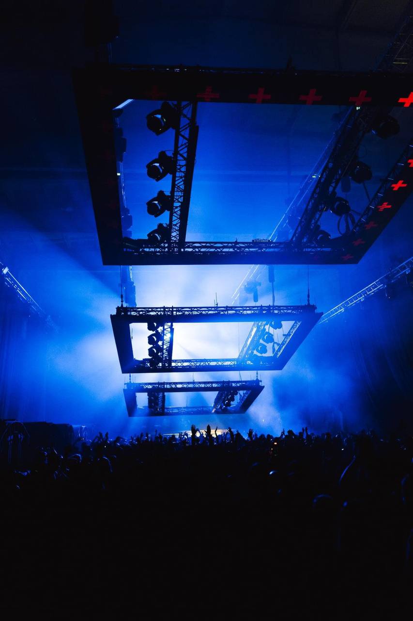 Structures lumineuses au-dessus de la piste Angar, Brave! Factory 2021. Source : DTF Magazine.