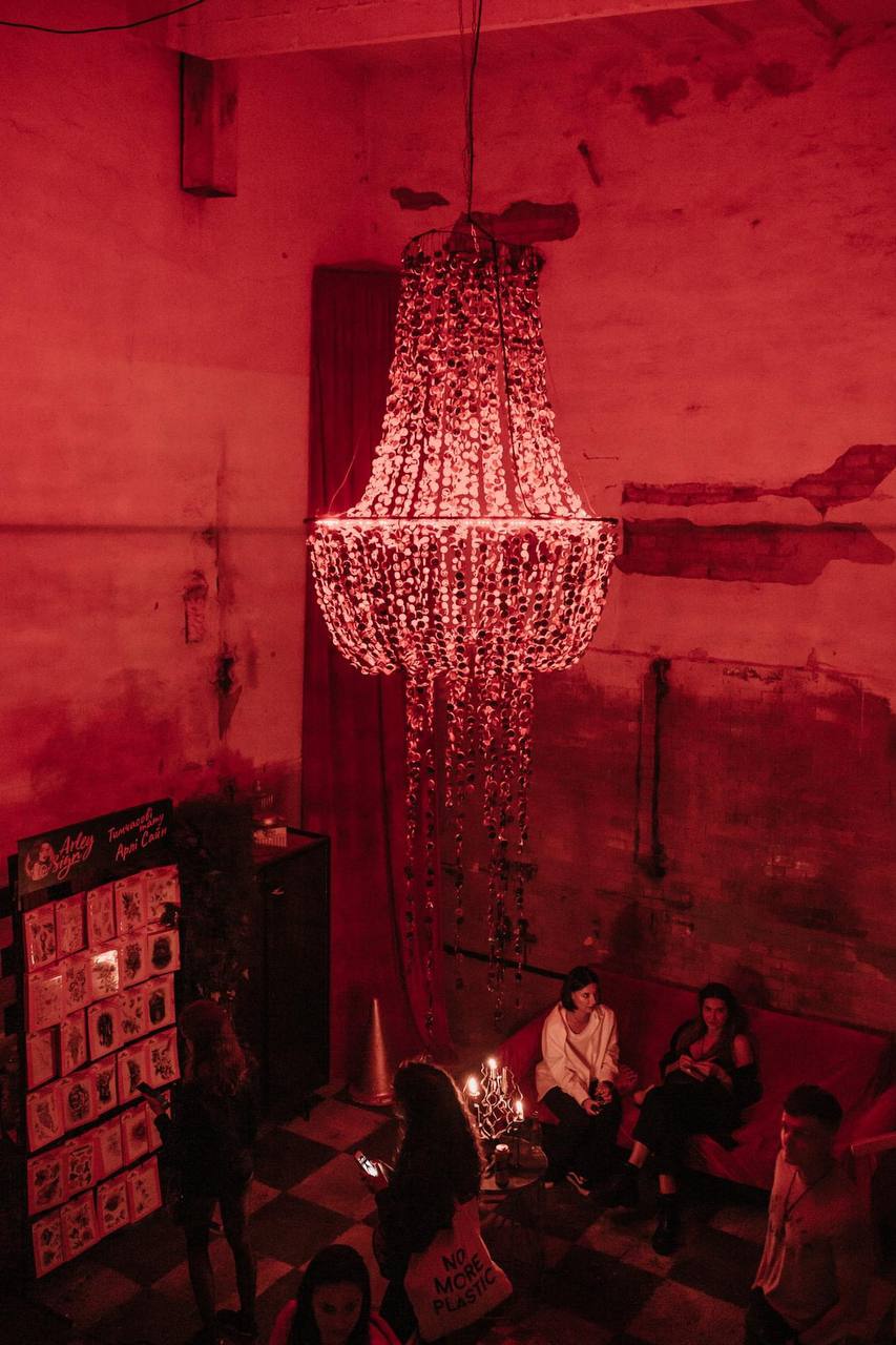 Visiteurs dans l’espace de l’usine, Brave! Factory 2021. Source : DTF Magazine.