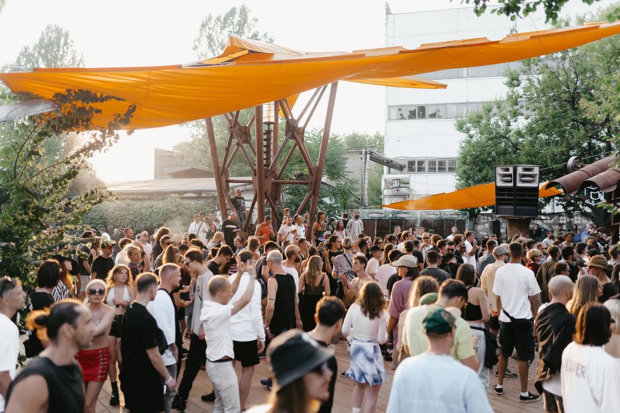 Danse en plein air pendant la journée, Brave! Factory 2021. Source : DTF Magazine.