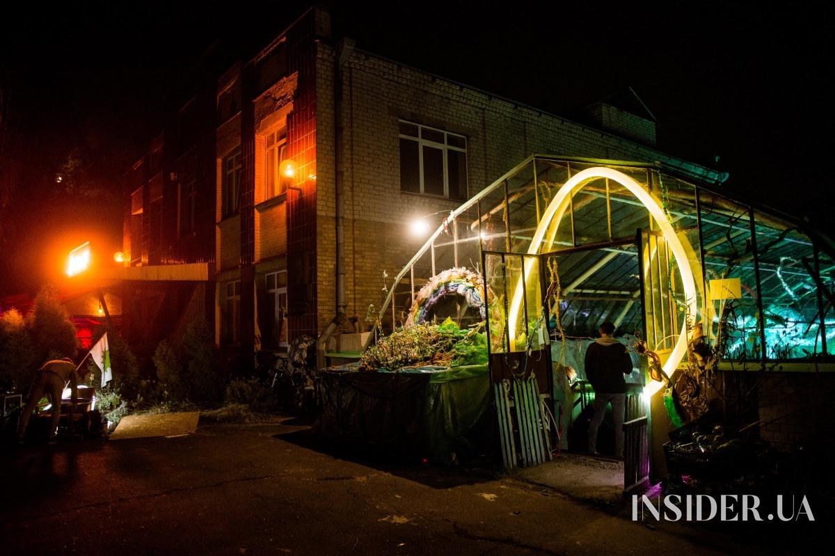 Earthmate at night in the botanical garden · Festival press office / INSIDER UA
